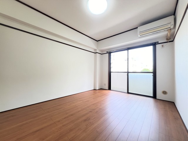 居室・リビング　窓から暖かな日差しが入ります♪