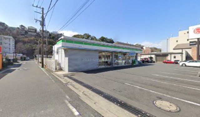 コンビニ　ファミリーマートベイサイド新山下店（コンビニ）まで217m
