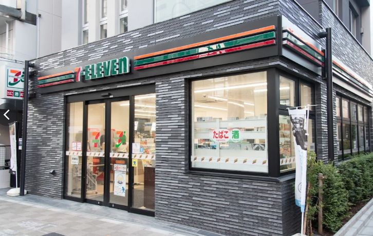 コンビニ　セブンイレブン荒川東日暮里6丁目店（コンビニ）まで131m