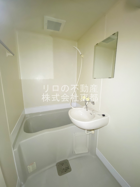 バス・シャワールーム　洗面ボールと一体型のバスルームです♪
