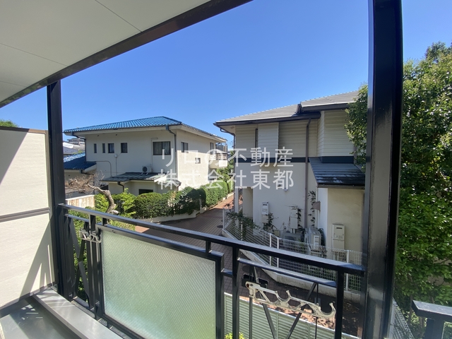 眺望　バルコニーからの景色です！圧迫感がないので暮らしやすい♪