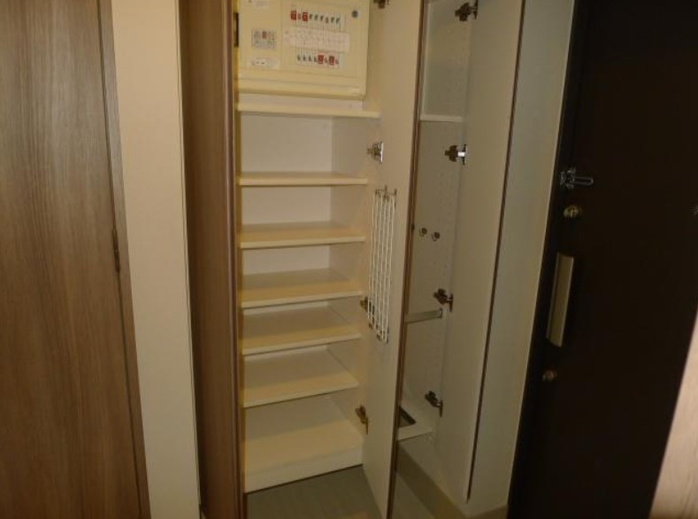 玄関　※別部屋の参考写真です。