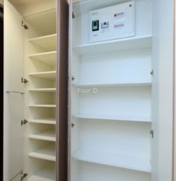 玄関　内見予約受付中、お気軽にお問い合わせください。