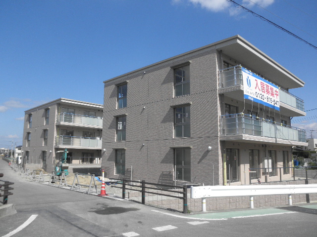 建物外観　バルコニーは南向きなので日当り良好ですよ