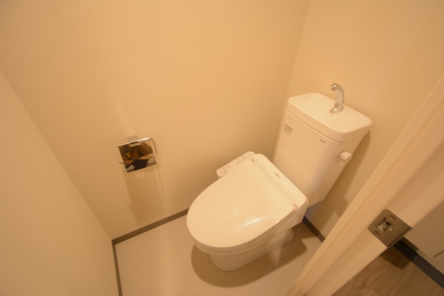 トイレ　温水洗浄便座付きのトイレです♪