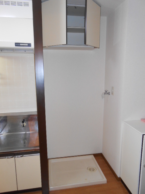 その他設備　屋内洗濯機置場完備・小物収納棚有り