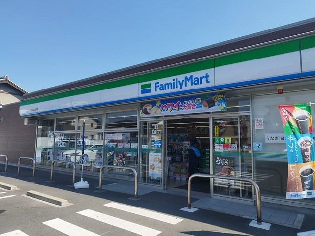 コンビニ　ファミリーマート（コンビニ）まで500m