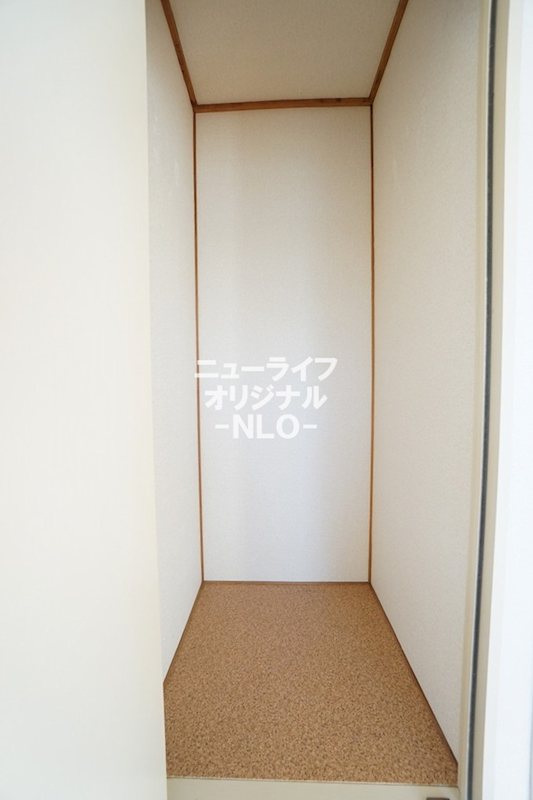 その他　5.4帖洋室収納　季節品や布団など大きな物も収納できます☆