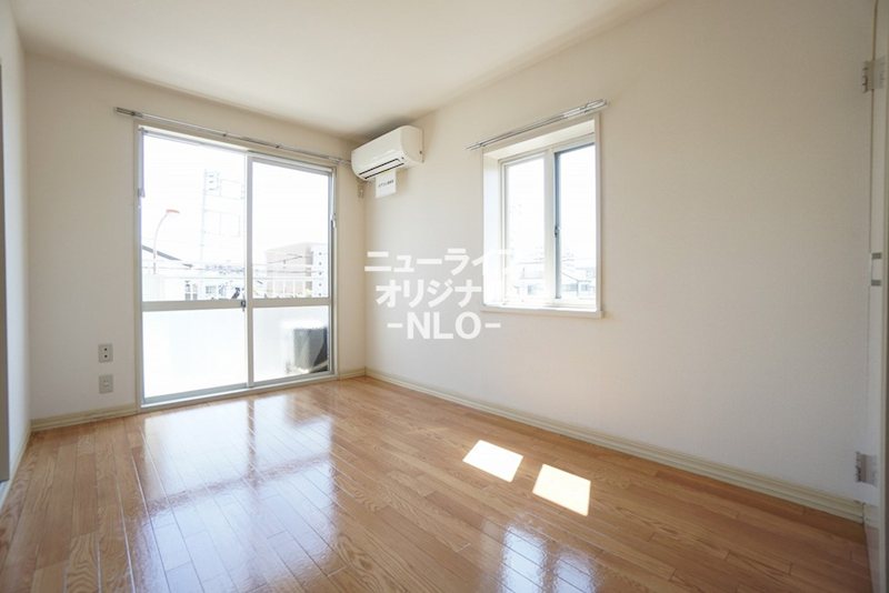 居室・リビング　2面採光で明るい居室☆エアコン付き☆