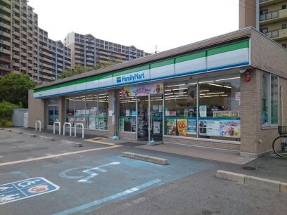 コンビニ　ファミリーマート様（コンビニ）まで600m