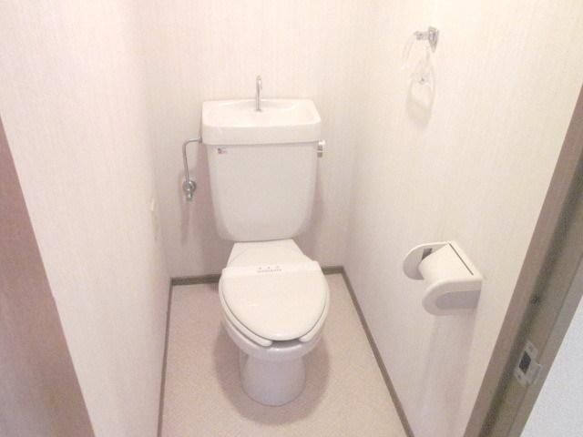 トイレ　上部に棚があり使いやすいですね