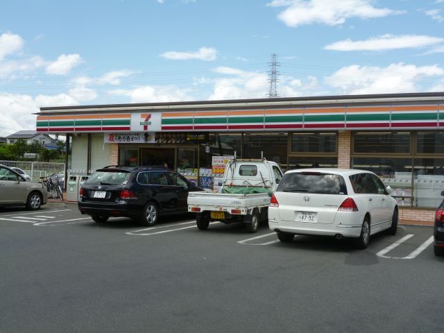コンビニ　セブンイレブン（コンビニ）まで830m