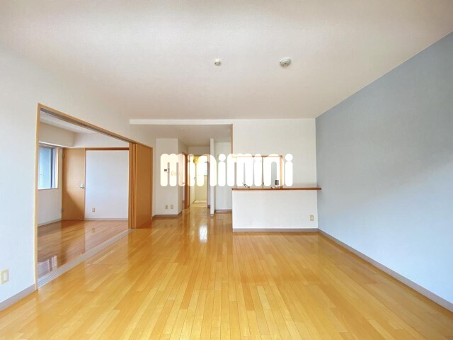 居室・リビング　大きな窓があり明るいお部屋です。