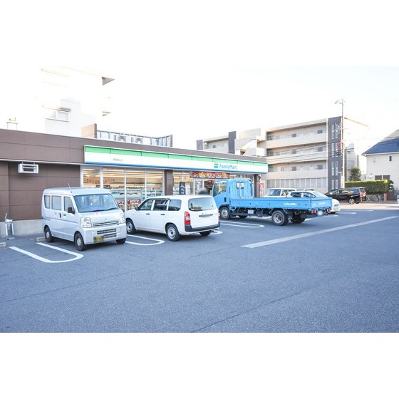 コンビニ　ファミリーマート緑尾崎山店（コンビニ）まで645m