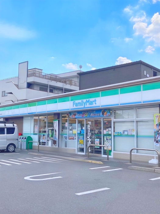 コンビニ　ファミマ草加稲荷店（コンビニ）まで220m
