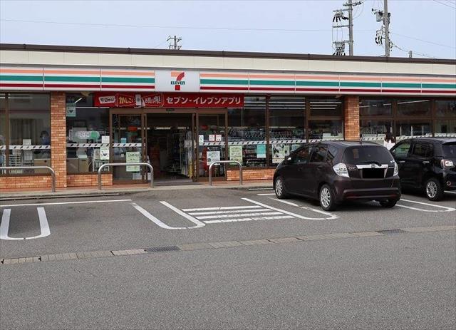 コンビニ　セブンイレブン（コンビニ）まで424m