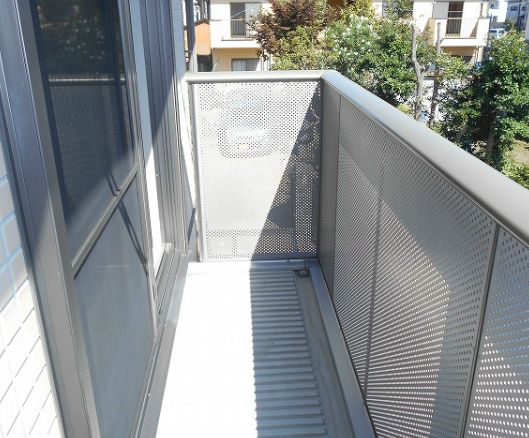 バルコニー　暖かな日差しのふりそそぐバルコニー　※参考写真です