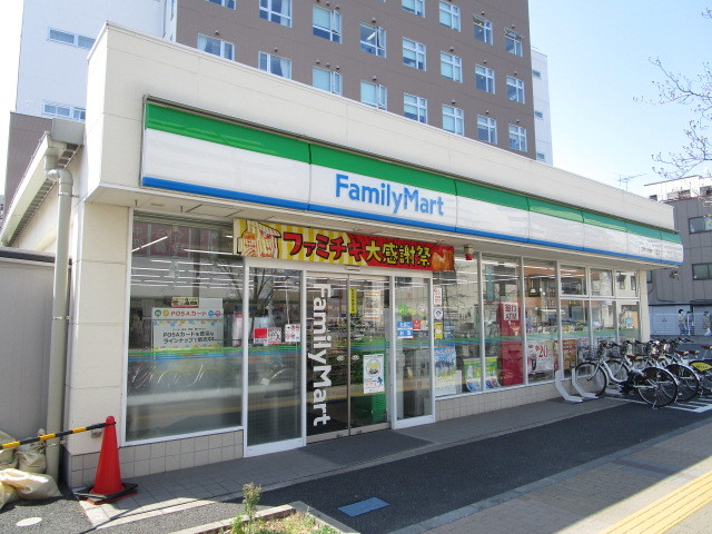 コンビニ　ファミリーマート（コンビニ）まで136m