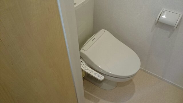 トイレ　落ち着いた色調のトイレです