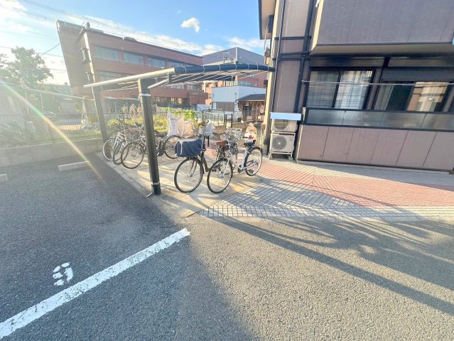 駐車場　敷地内には入居者専用の駐輪スペースもあります。