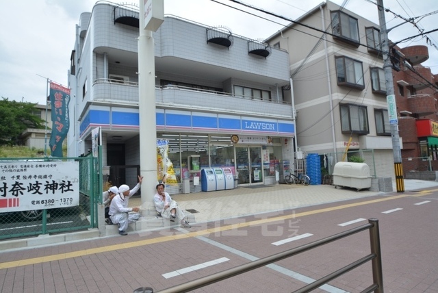 コンビニ　ローソン　吹田千里山東四丁目店（コンビニ）まで296m