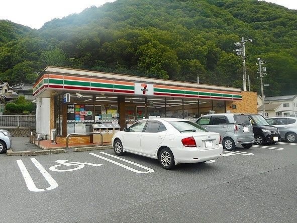 コンビニ　セブンイレブン父石町店（コンビニ）まで550m
