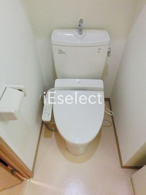 トイレ　シャワートイレ付き。