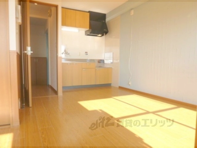 居室・リビング　南向きの広く窓も多いお部屋です