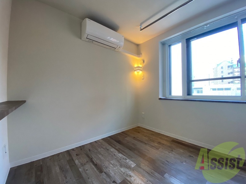 その他部屋・スペース　寝室はこちらです。光が差し込む、温かみのあるお部屋です。