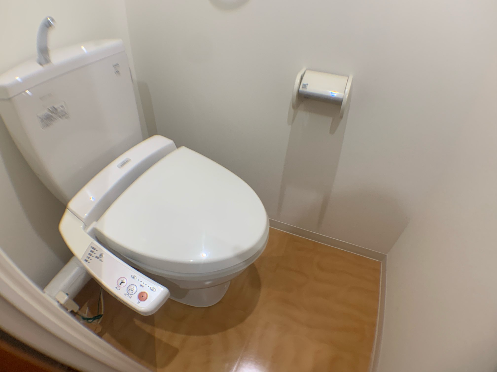 トイレ　温水洗浄便座付きのトイレです♪