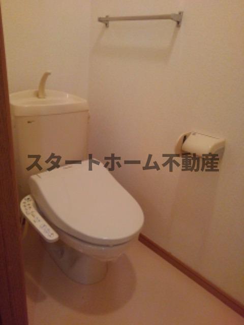 トイレ　落ち着いた色調のトイレです