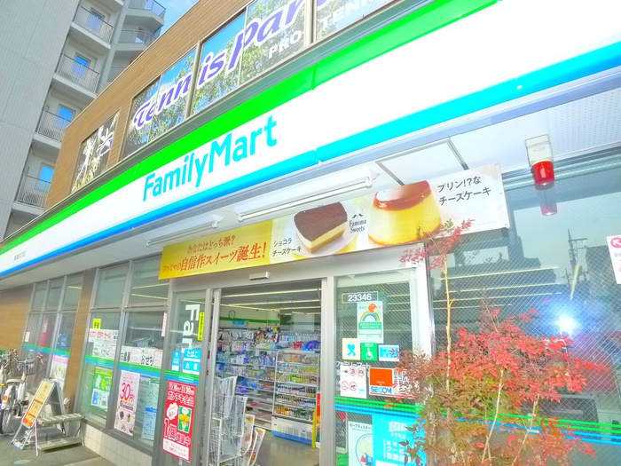 コンビニ　ファミリーマート（コンビニ）まで220m