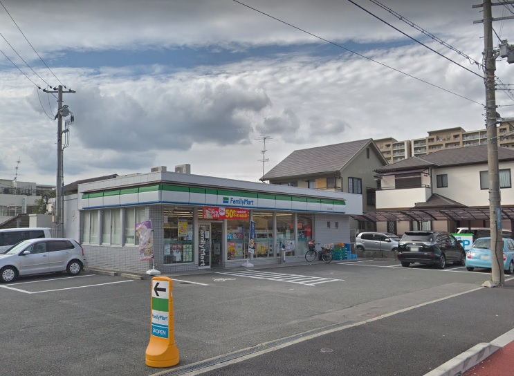コンビニ　ファミリーマート近松公園店（コンビニ）まで305m