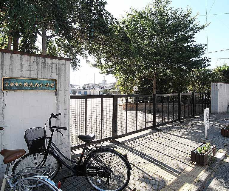 小学校　南大内小学校（小学校）まで100m
