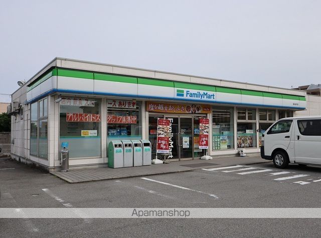 コンビニ　ファミリーマート（コンビニ）まで1270m