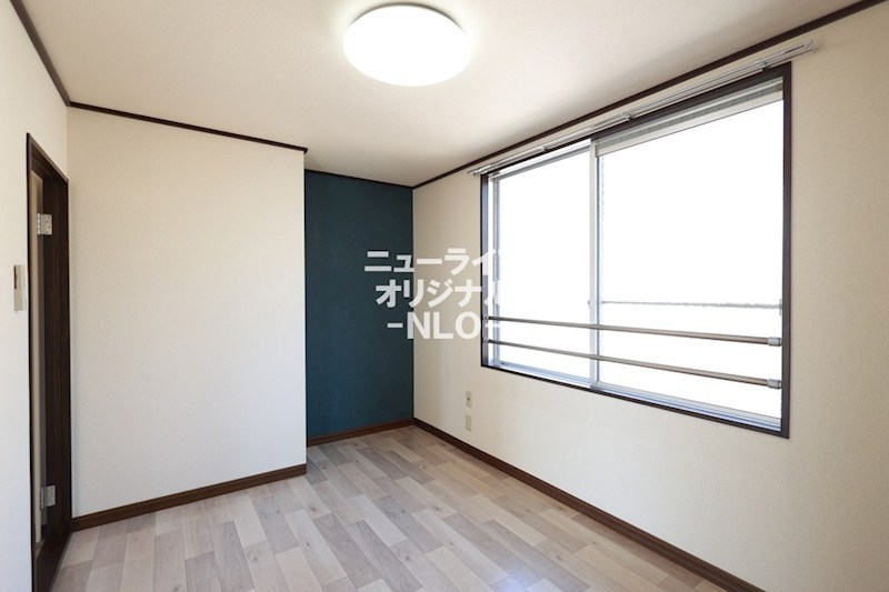 その他部屋・スペース　〈洋室5.1帖〉カラーアクセントクロスを採用！