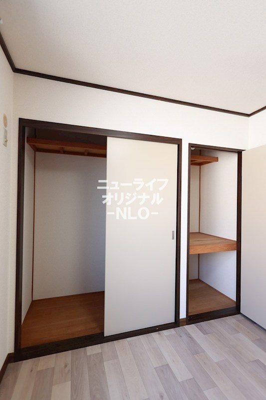 収納　壁一面を使った二連収納。奥行きもあるので使いやすいです！