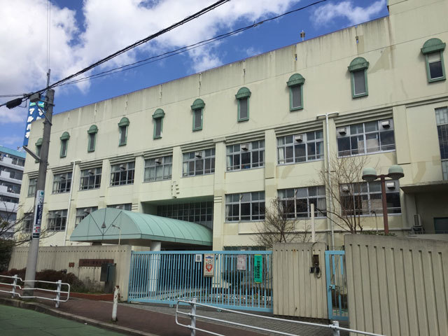 小学校　神戸市立稗田小学校（小学校）まで318m