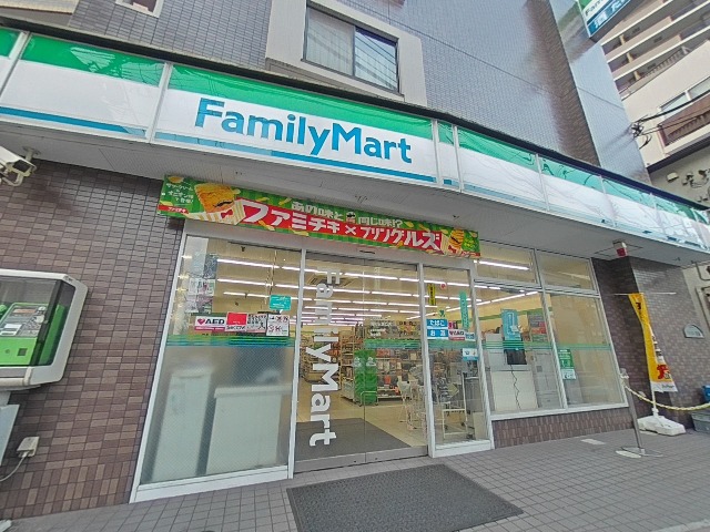 コンビニ　ファミリーマート 浦和駅東口店（コンビニ）まで23m
