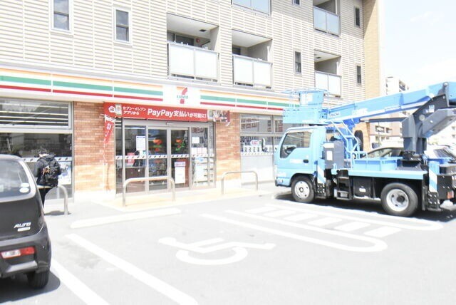 コンビニ　セブンイレブン川口西立野店（コンビニ）まで704m
