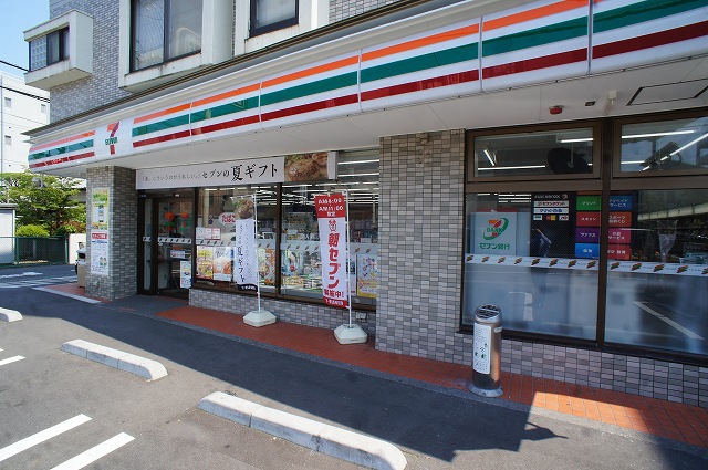コンビニ　セブンイレブン（コンビニ）まで934m