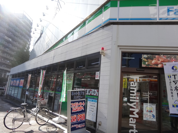 コンビニ　ファミリーマート（コンビニ）まで50m