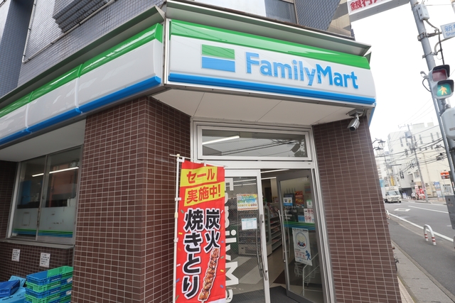 コンビニ　ファミリーマート新松戸一丁目店（コンビニ）まで647m