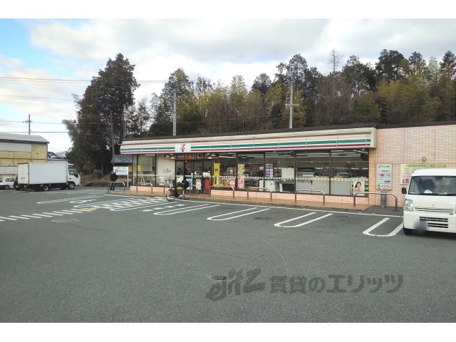 コンビニ　セブンイレブン南田原町店（コンビニ）まで1100m