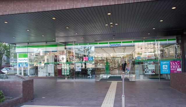 コンビニ　ファミリーマート（コンビニ）まで446m