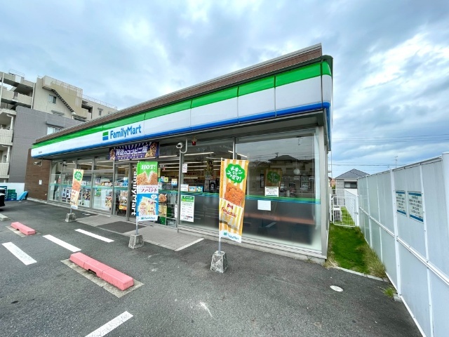 コンビニ　ファミリーマート天白植田東店（コンビニ）まで424m