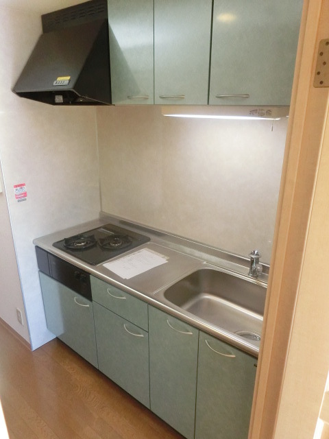キッチン　作業スペースが広い２口ガスコンロのシステムキッチンです。