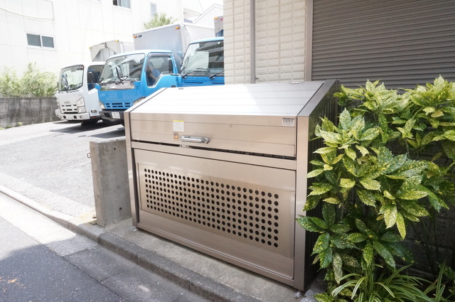 その他共有部分　ボックスタイプのごみ置き場で清潔ですね♪