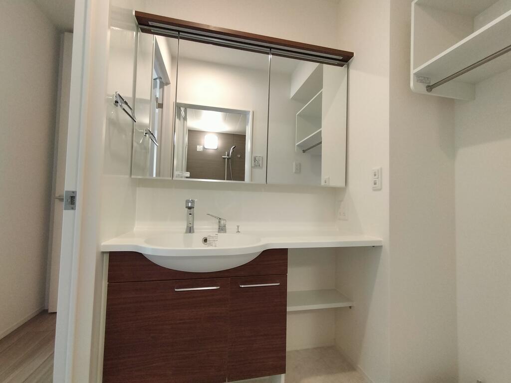 洗面設備　※同建物の別のお部屋の写真です。