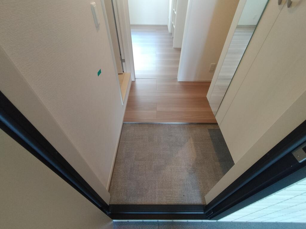 玄関　※同建物の別のお部屋の写真です。